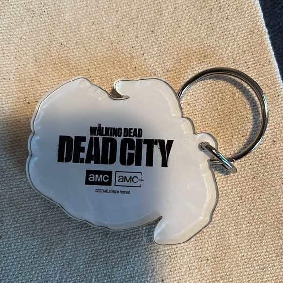 Walking Dead City Rare NYC Tote Keychain Postcard Jeffrey Dean Morgan - Picture 2 of 5